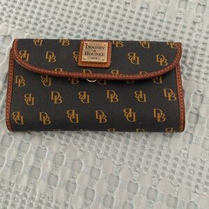 Vintage Dooney & Bourke Navy and Tan Logo Wallet